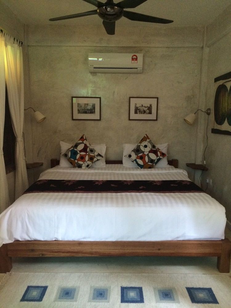 Panji Panji Tropical Wooden Home Lower Chalet 2