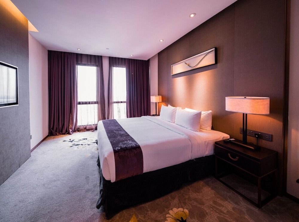 Geno Hotel CEO Suite 5