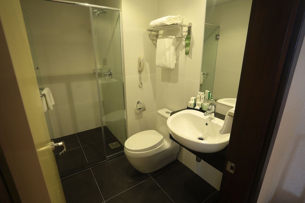 Imperial Riverbank Hotel Kuching Superior King Room 4