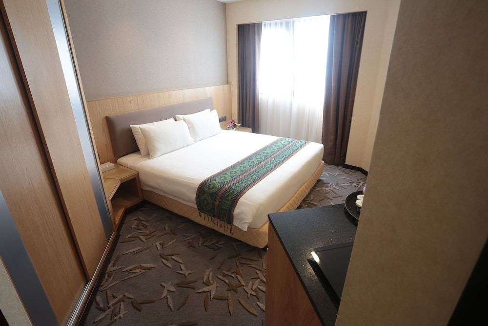 Imperial Riverbank Hotel Kuching Superior King Room 2