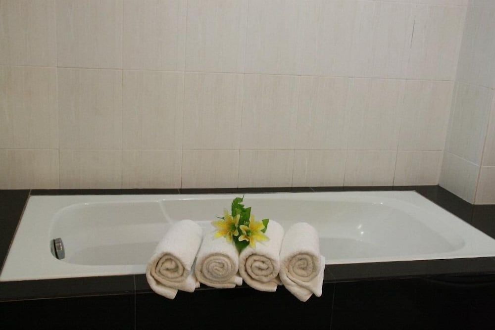 Deep Soaking Bathtub