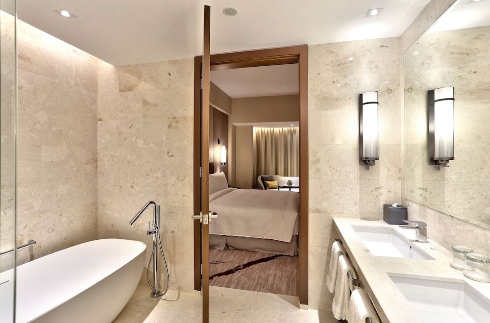 Suite, 1 King Bed, Business Lounge Access