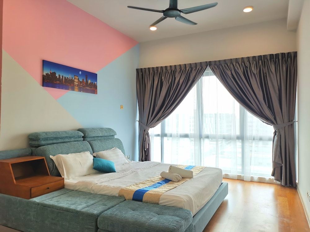 Sunset Seaview Vacation Condos City Centre @ IMAGO Shopping Mall Design Apartment, 4 Bedrooms, Partial Sea View 2