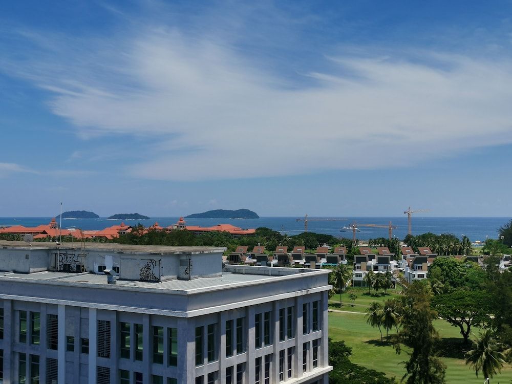 Sunset Seaview Vacation Condos City Centre @ IMAGO Shopping Mall Design Apartment, 4 Bedrooms, Partial Sea View 8