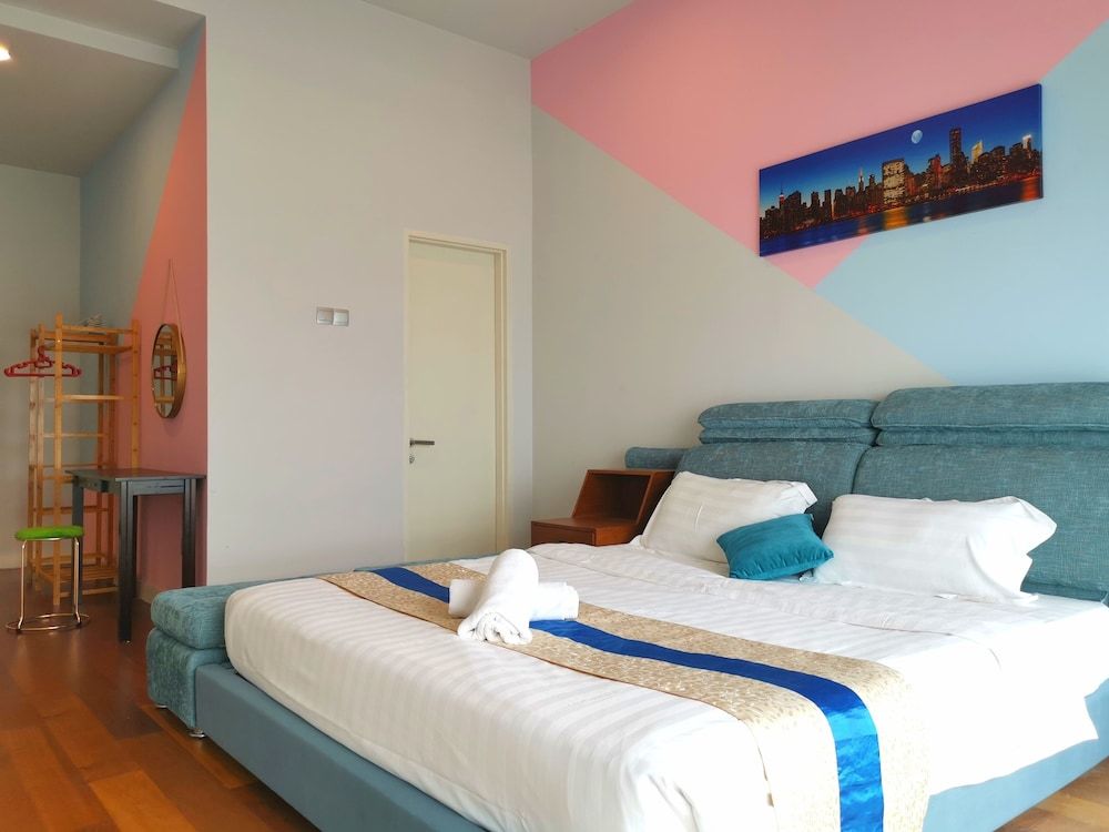 Sunset Seaview Vacation Condos City Centre @ IMAGO Shopping Mall Design Apartment, 4 Bedrooms, Partial Sea View 3