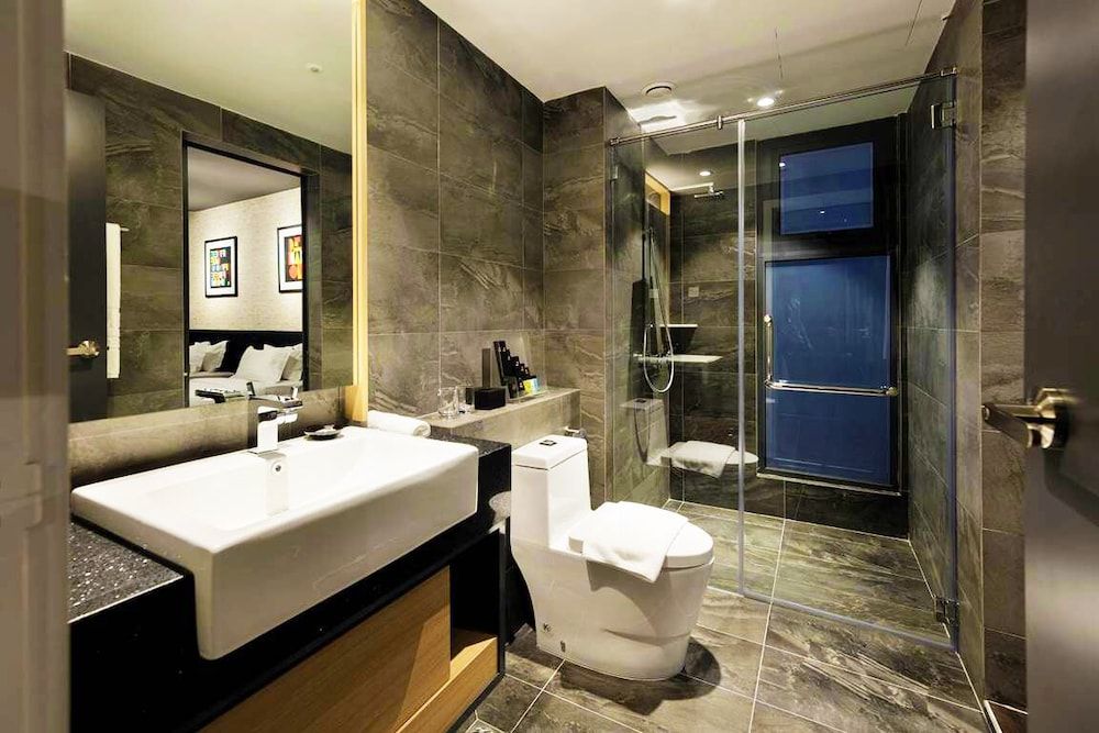 The Deluxe Suite