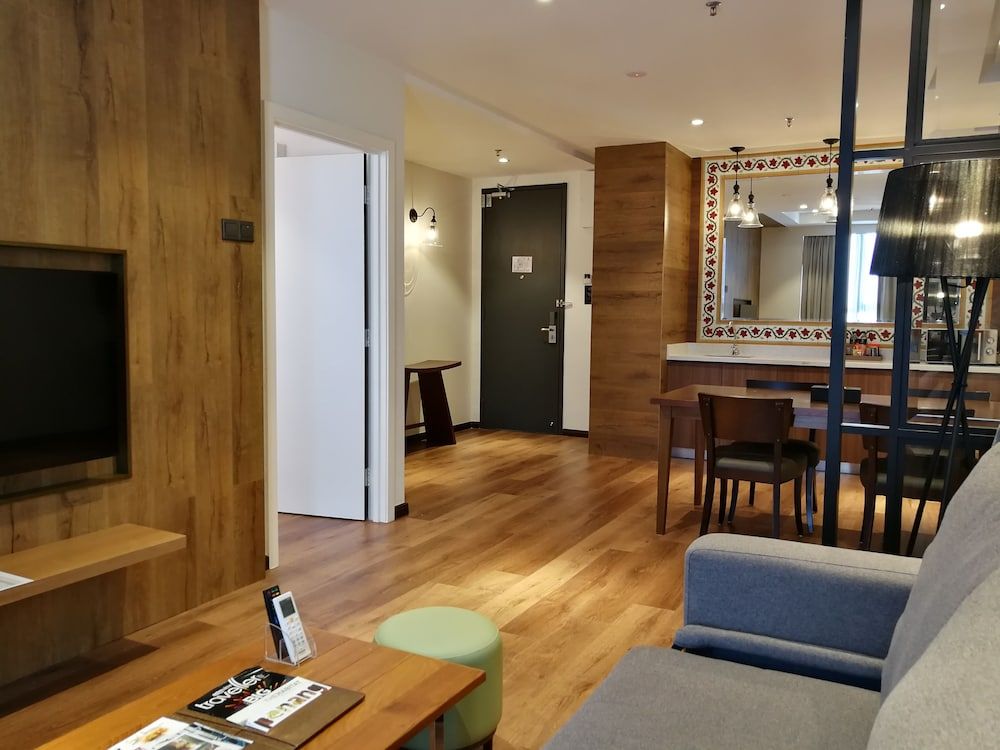 The Granite Luxury Hotel The Baroque Suite 6