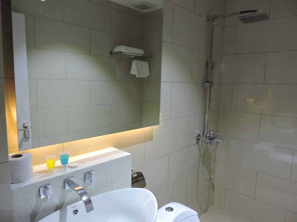 The Blanket Hotel Deluxe Room (Queen) 5