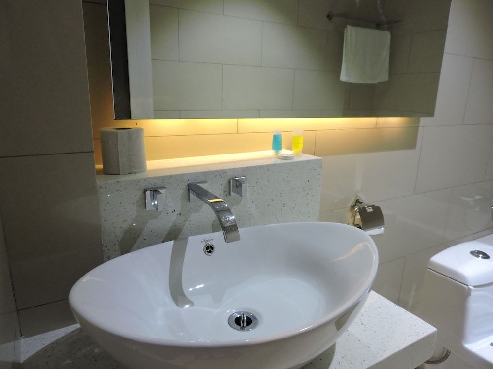 The Blanket Hotel Deluxe Room (Queen) 6