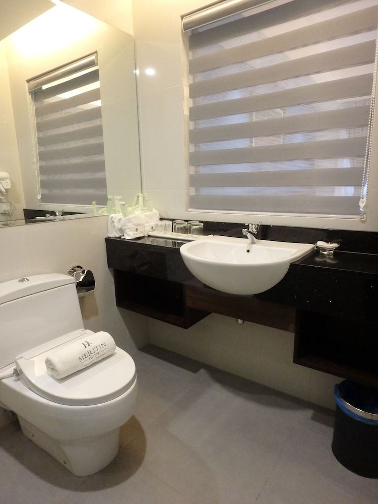 Meritin Hotel Family Room, 2 Queen Beds 4