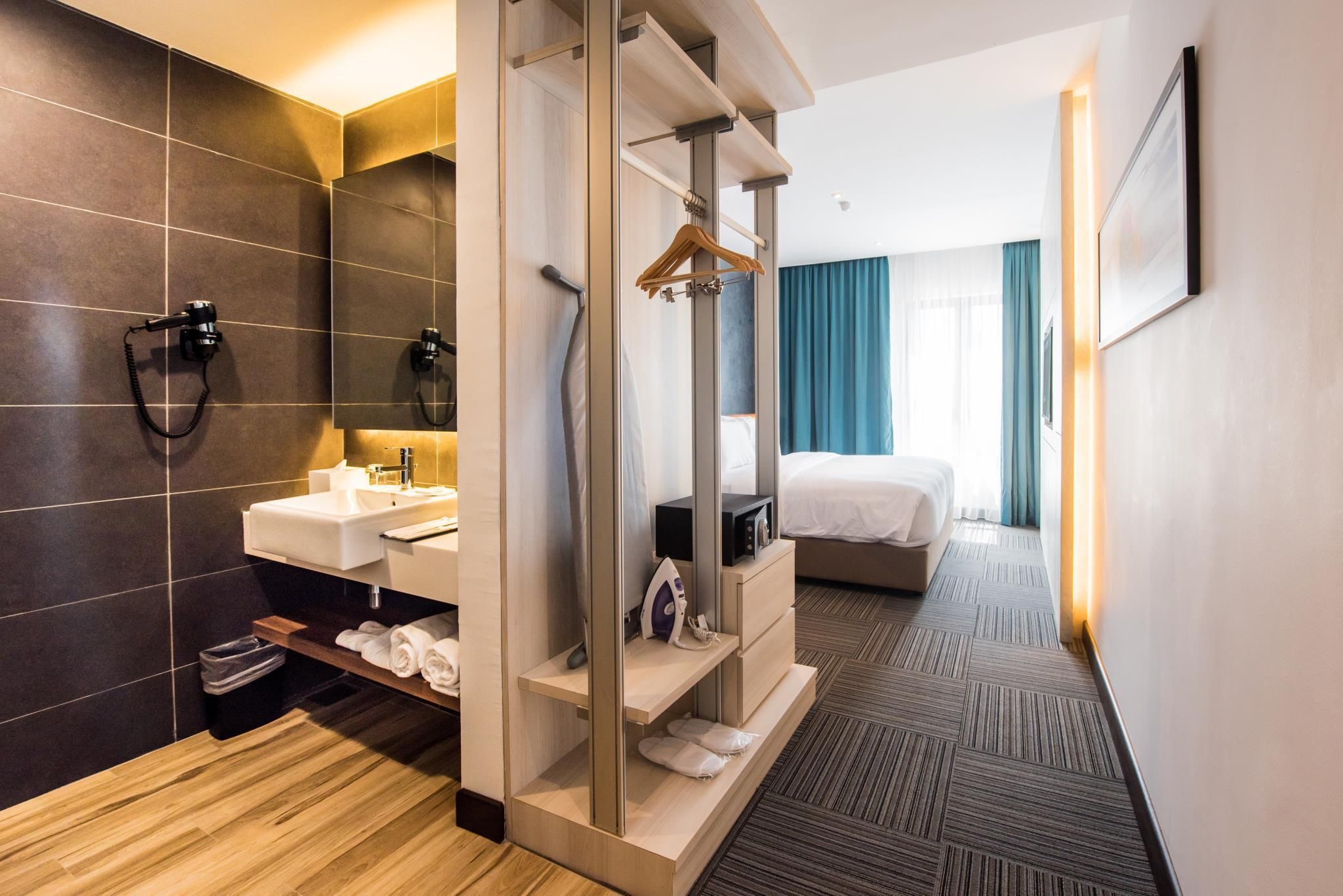 The Smith House Artist King Room 5