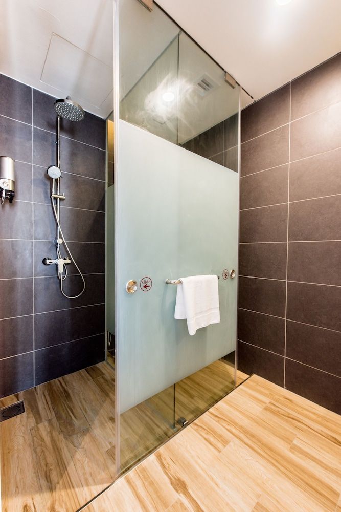 The Smith House Artist King Room 6