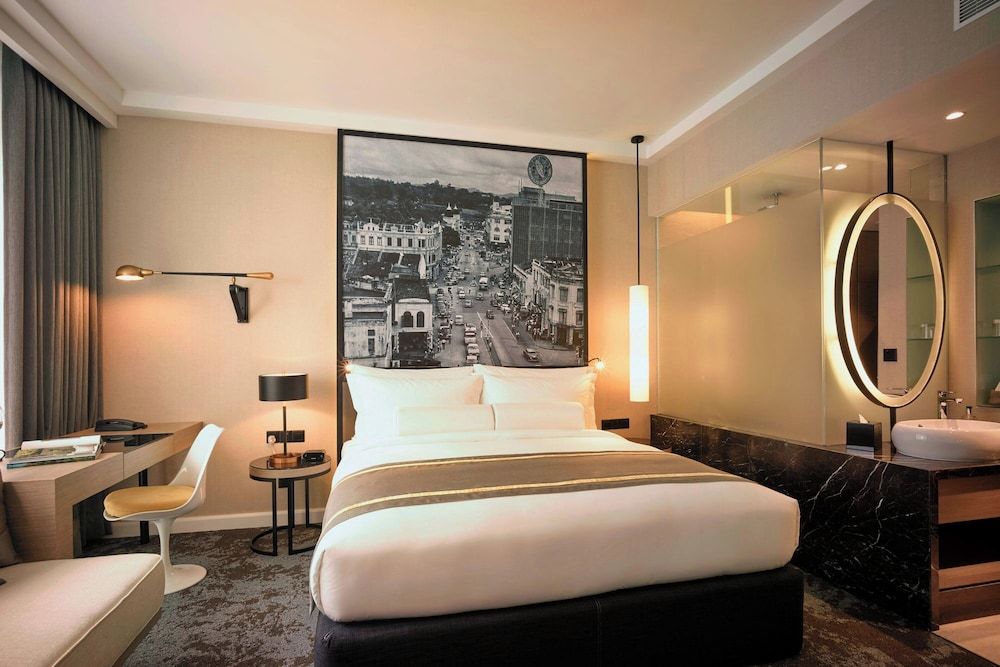 Hotel Stripes Kuala Lumpur, Autograph Collection Deluxe Room, 1 King Bed 4