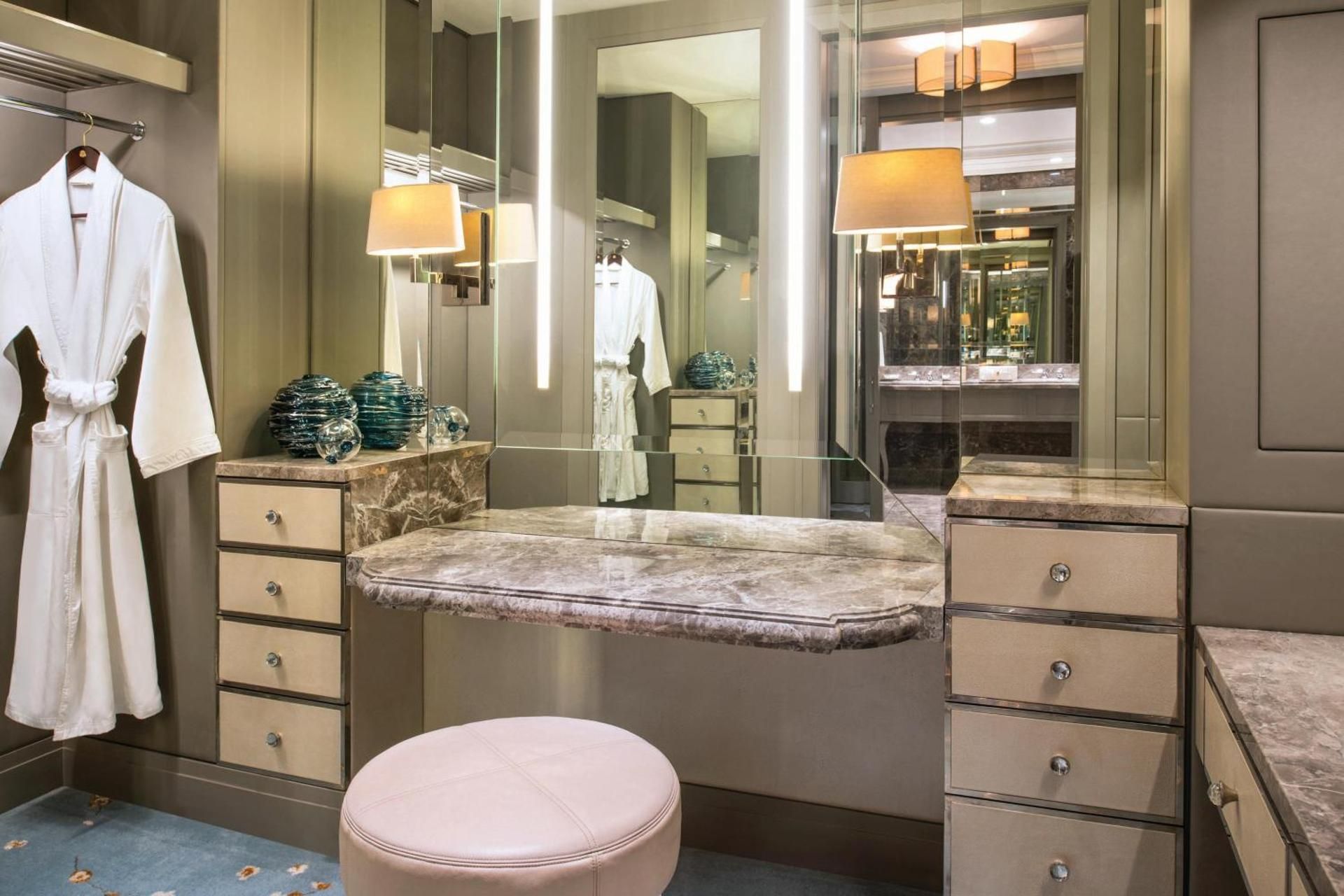 Executive Suite, 1 King, Lake Gardens view, Corner room