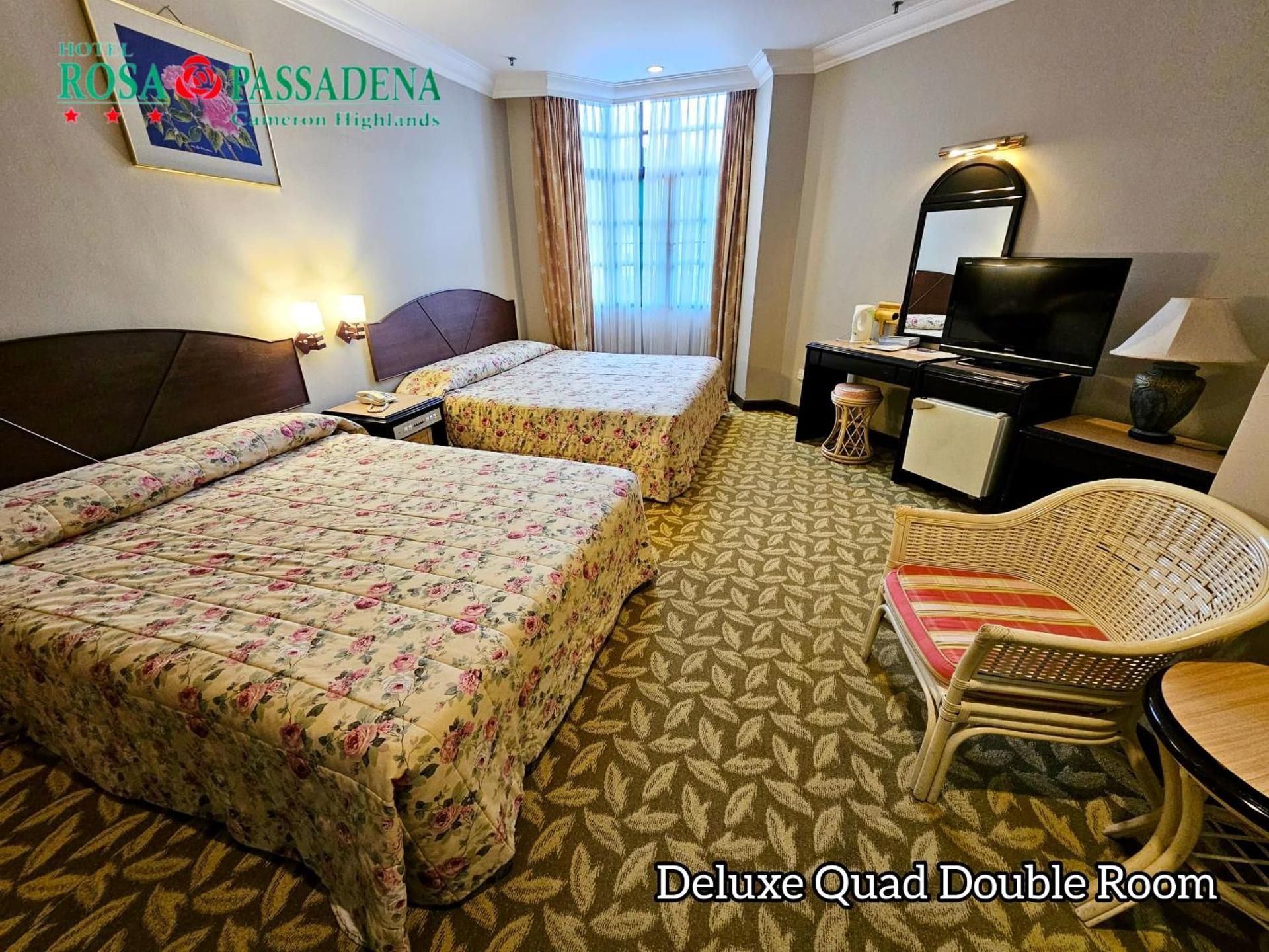 Rosa Passadena deluxe quadruple room with queen bed and 2 single beds