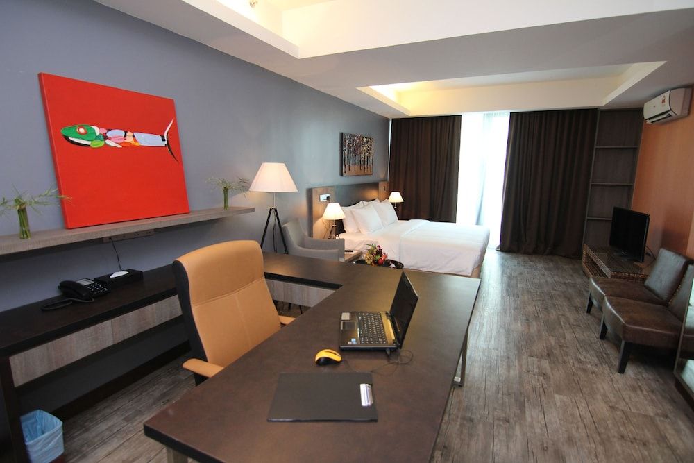 Nexus Regency Suites & Hotel Deluxe King 8