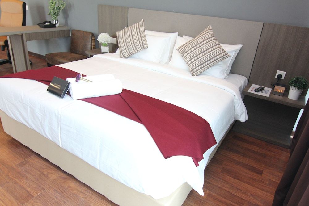 Nexus Regency Suites & Hotel Deluxe King 6