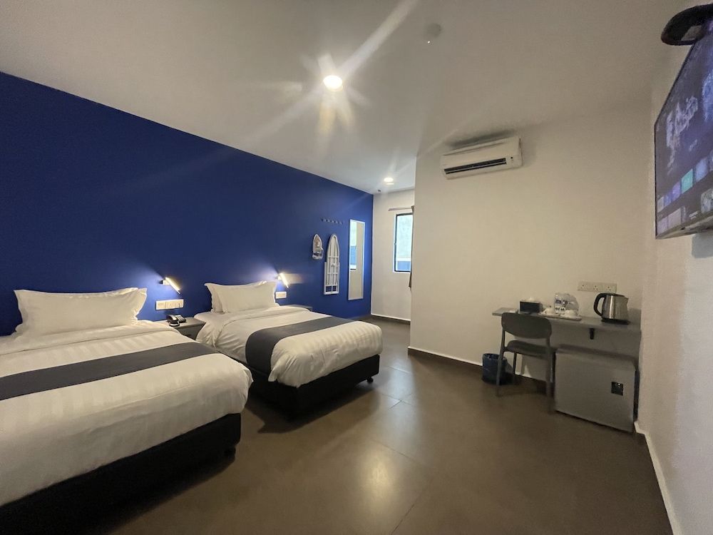 h. Superior Twin Room