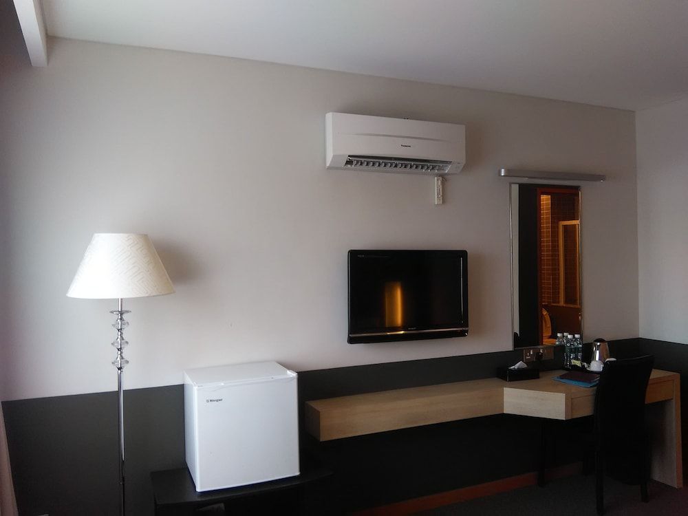 Grand Medallion Hotel King Deluxe Room 7