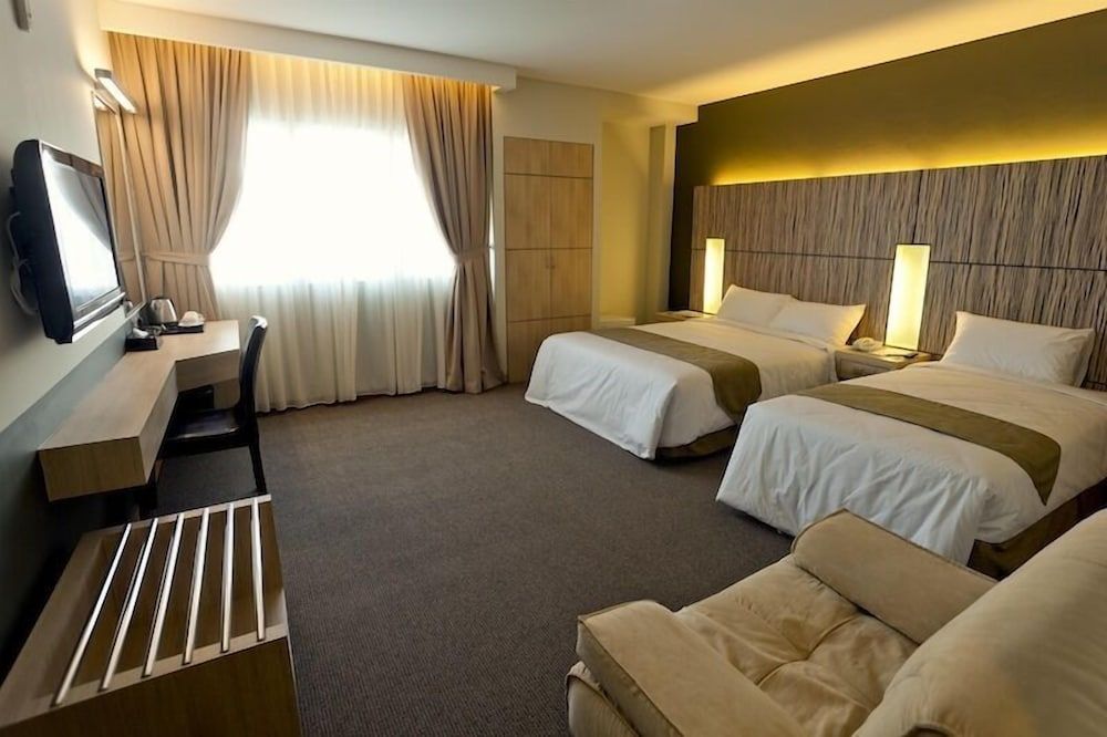 Grand Medallion Hotel King Deluxe Room 4