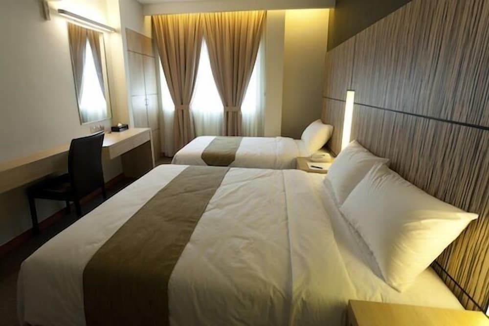 Grand Medallion Hotel King Deluxe Room 6