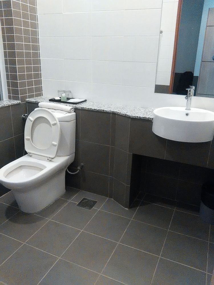 Grand Medallion Hotel King Deluxe Room 8