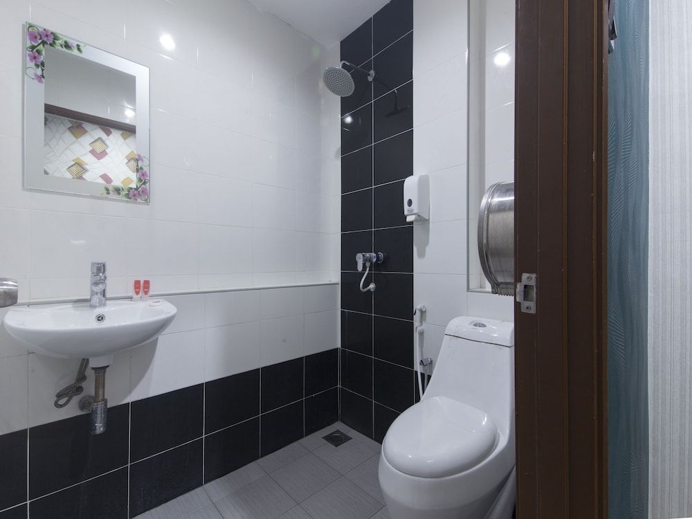 Super OYO Capital O 804 Hotel Pinji Deluxe Double Room, 1 Double Bed 4