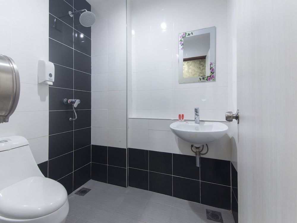 Super OYO Capital O 804 Hotel Pinji Standard Twin Room, 2 Twin Beds 4