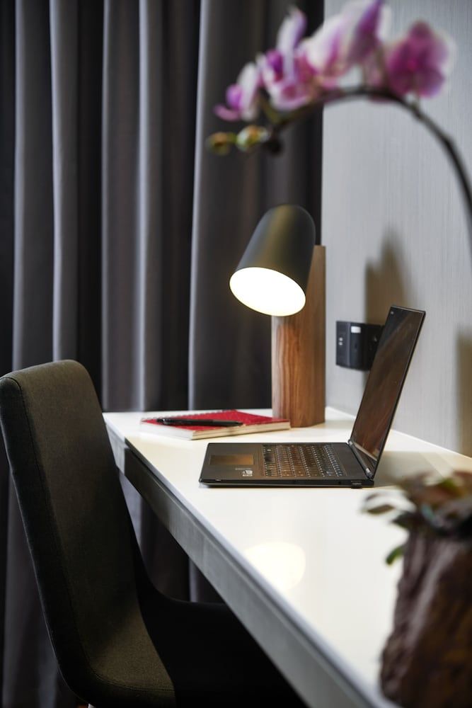 V E Hotel & Residence Deluxe Zipper room 8