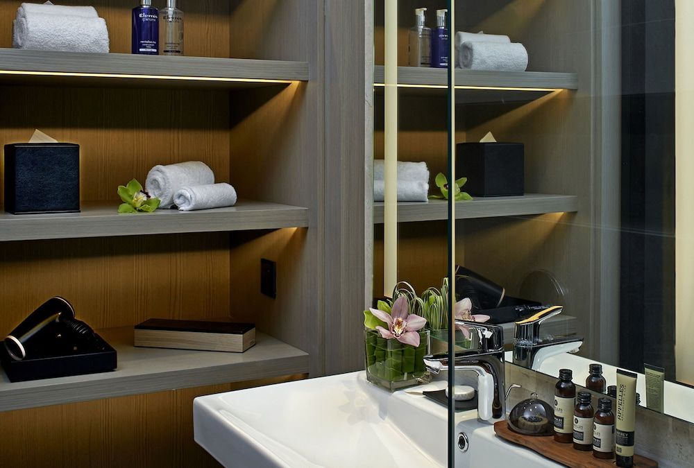 V E Hotel & Residence Deluxe Zipper room 7