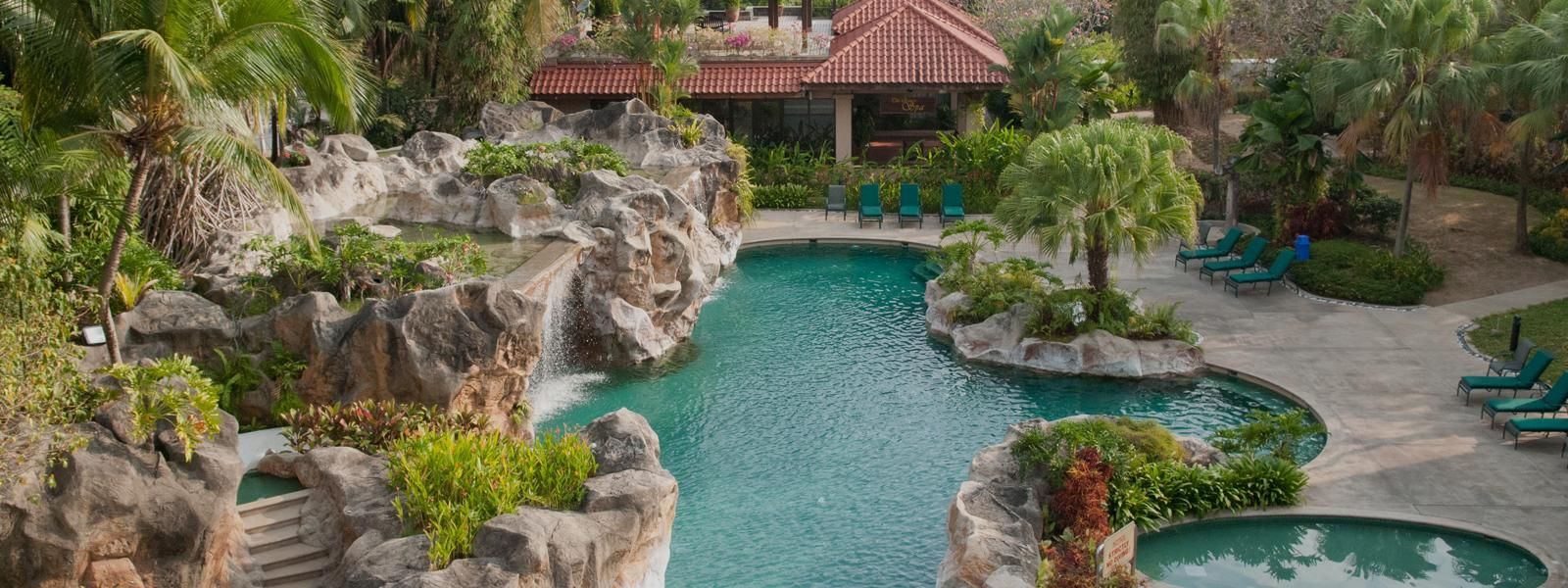 Swimming pool [outdoor]