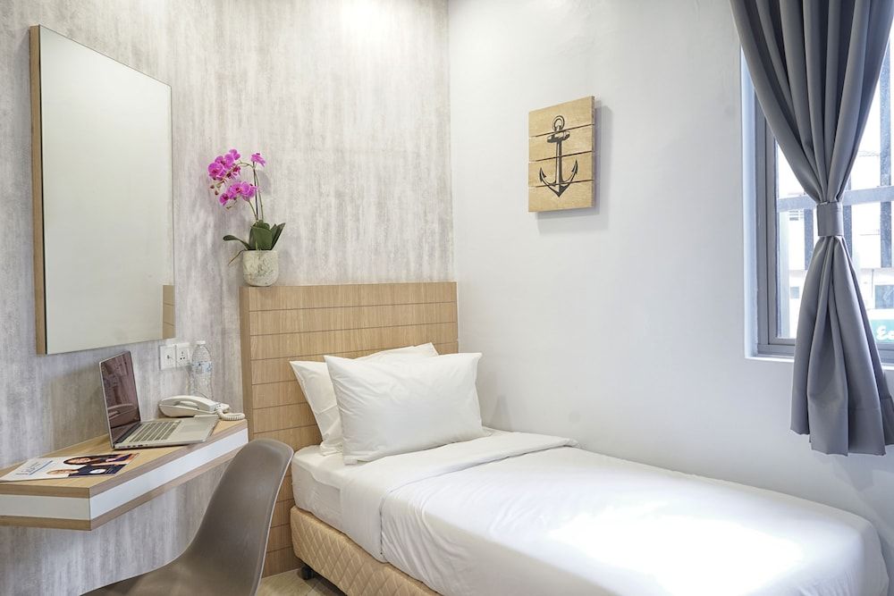 undefined LightHouse Hotel & ShortStay 5