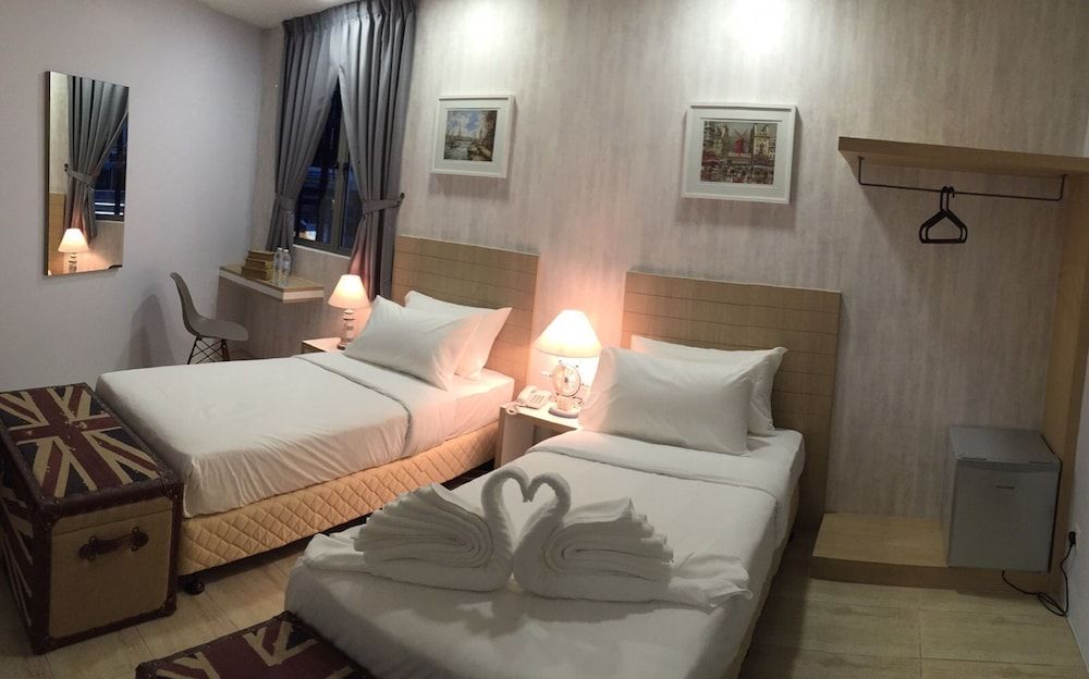 undefined LightHouse Hotel & ShortStay 7