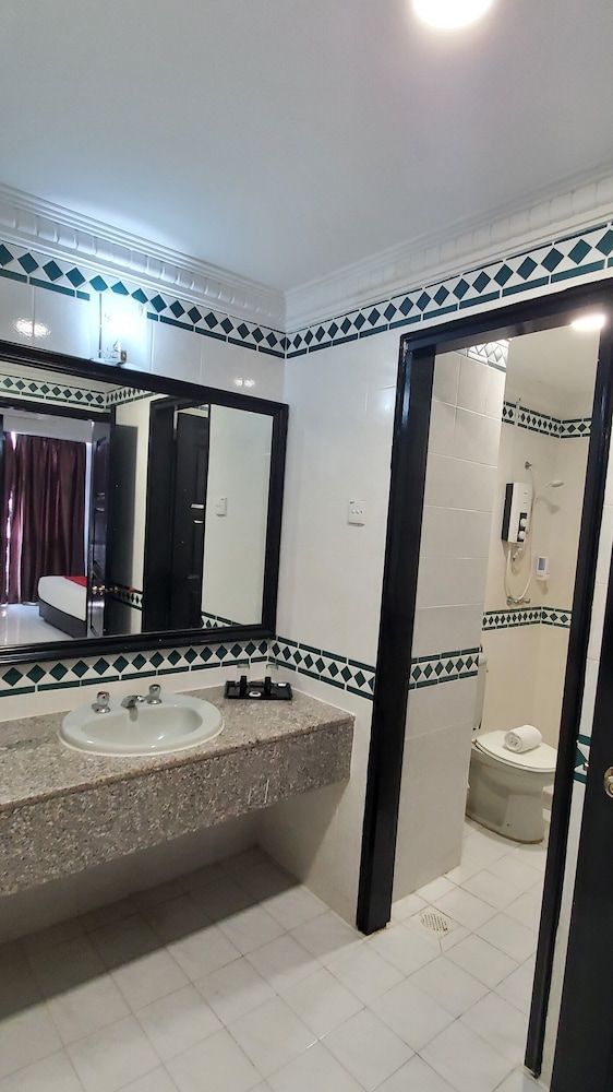 undefined Leisure Cove Hotel & Apartments 8