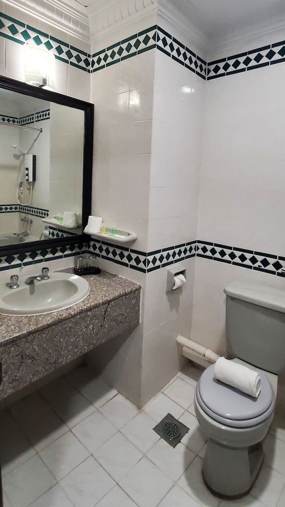 Leisure Cove Hotel & Apartments Deluxe King Room 4