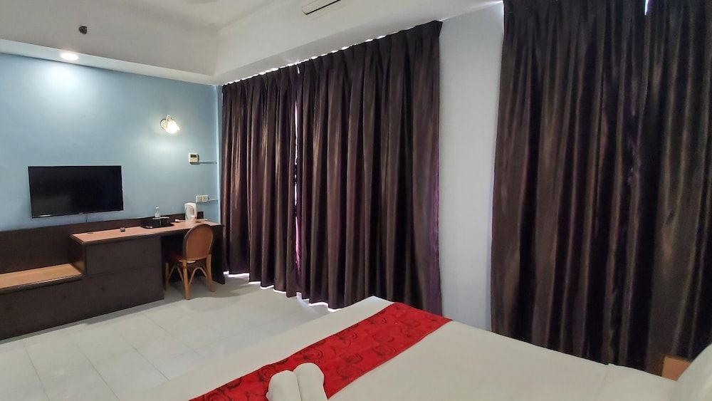 Leisure Cove Hotel & Apartments Deluxe King Room 6