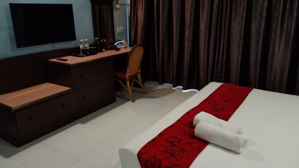 Leisure Cove Hotel & Apartments Deluxe King Room