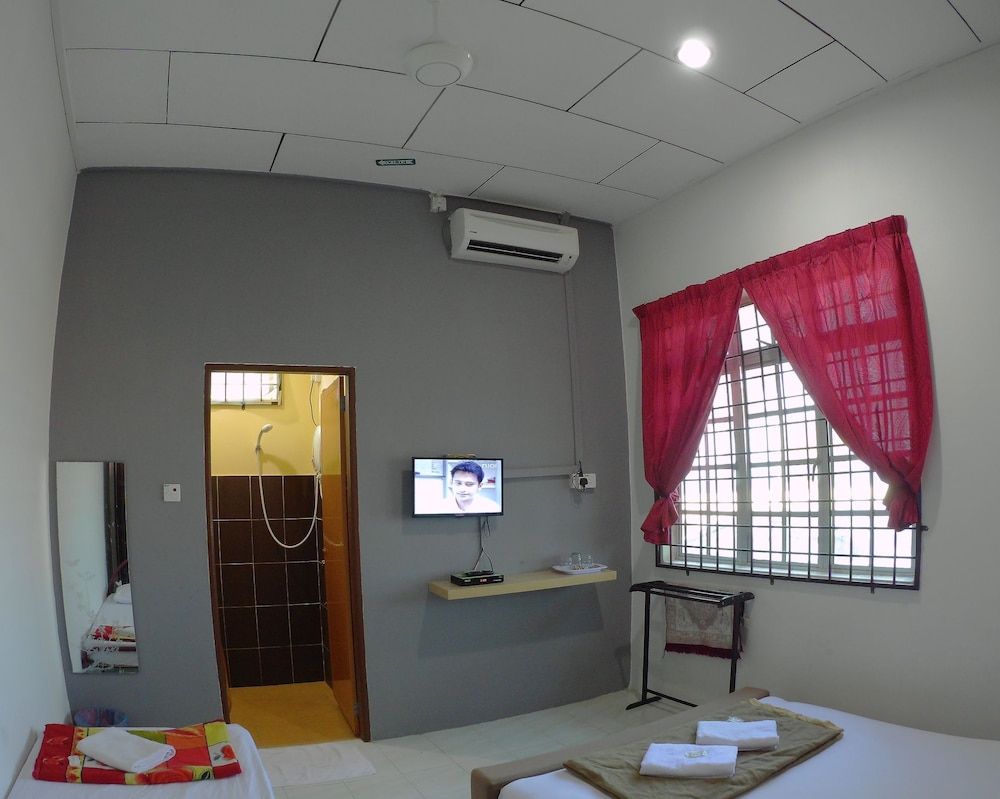 Semarak Beach Inn Standard Triple 5