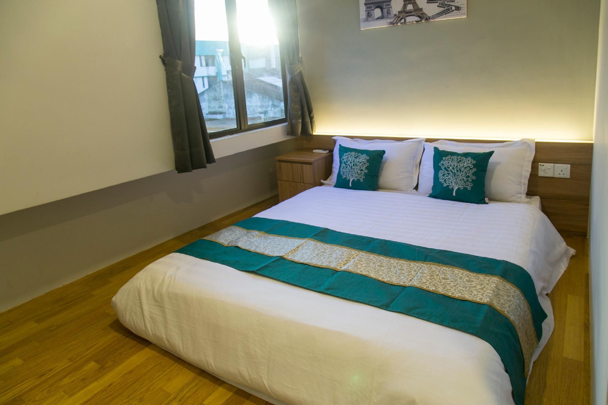 Deluxe Queen with window