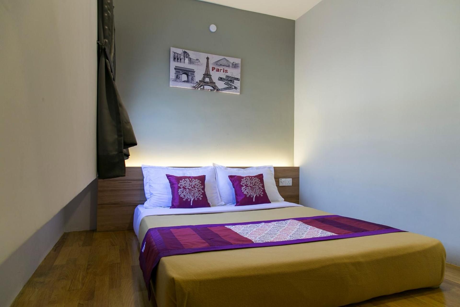 Deluxe Queen with window