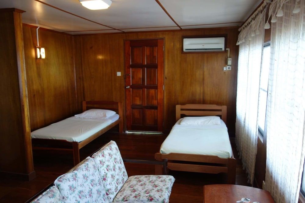 Seaside Travellers Inn Deluxe Family (4 Pax)