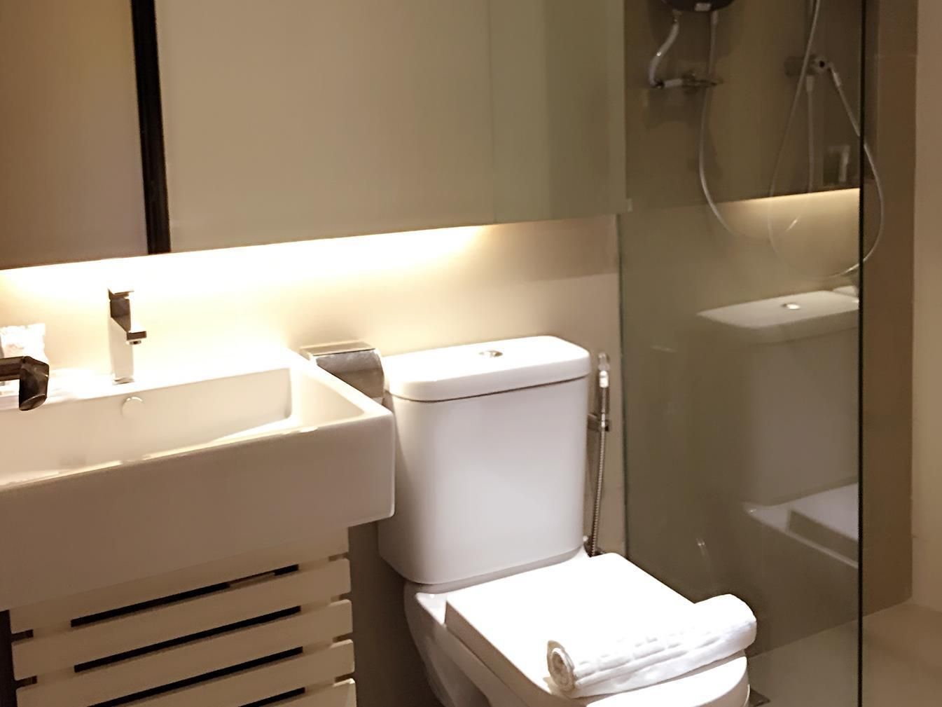 D Elegance Hotel Standard Room 4