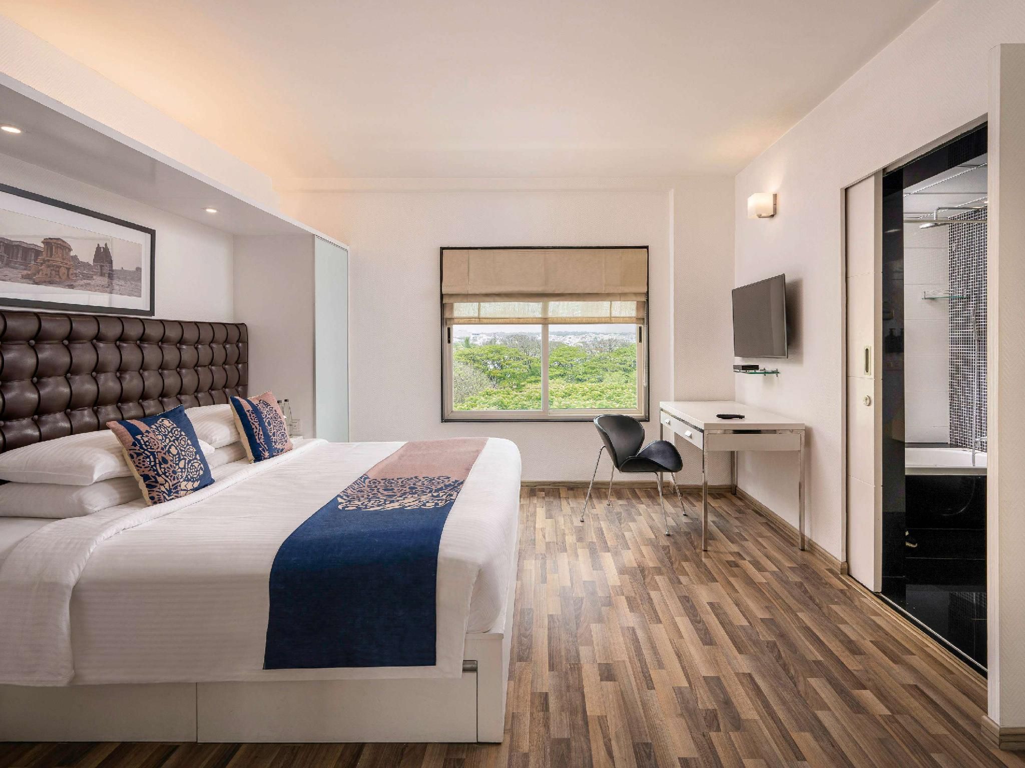 SUITE SINGLE ROOM 2 TWIN BEDS