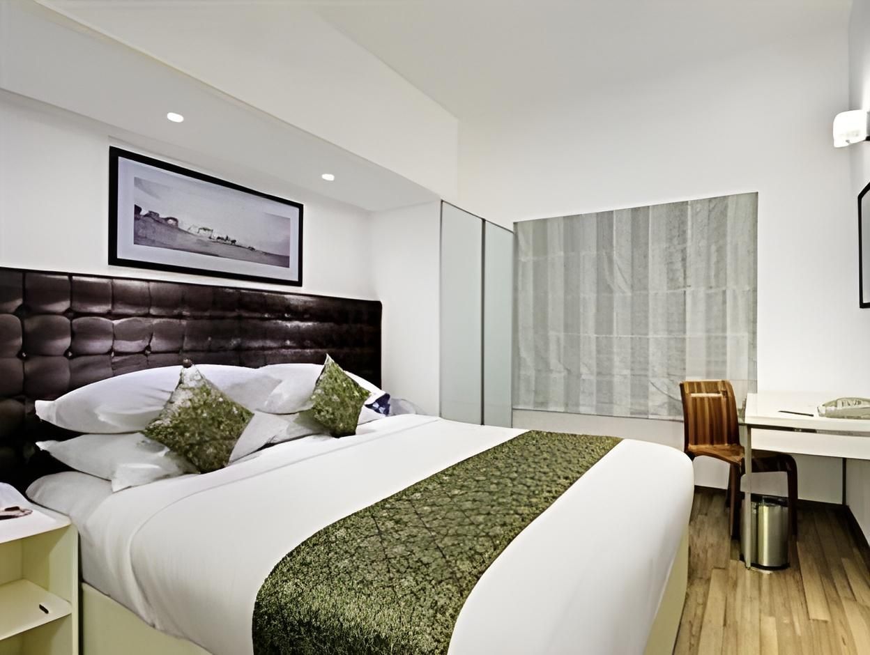 KING BED 1 TWIN BED 2 BEDROOMS