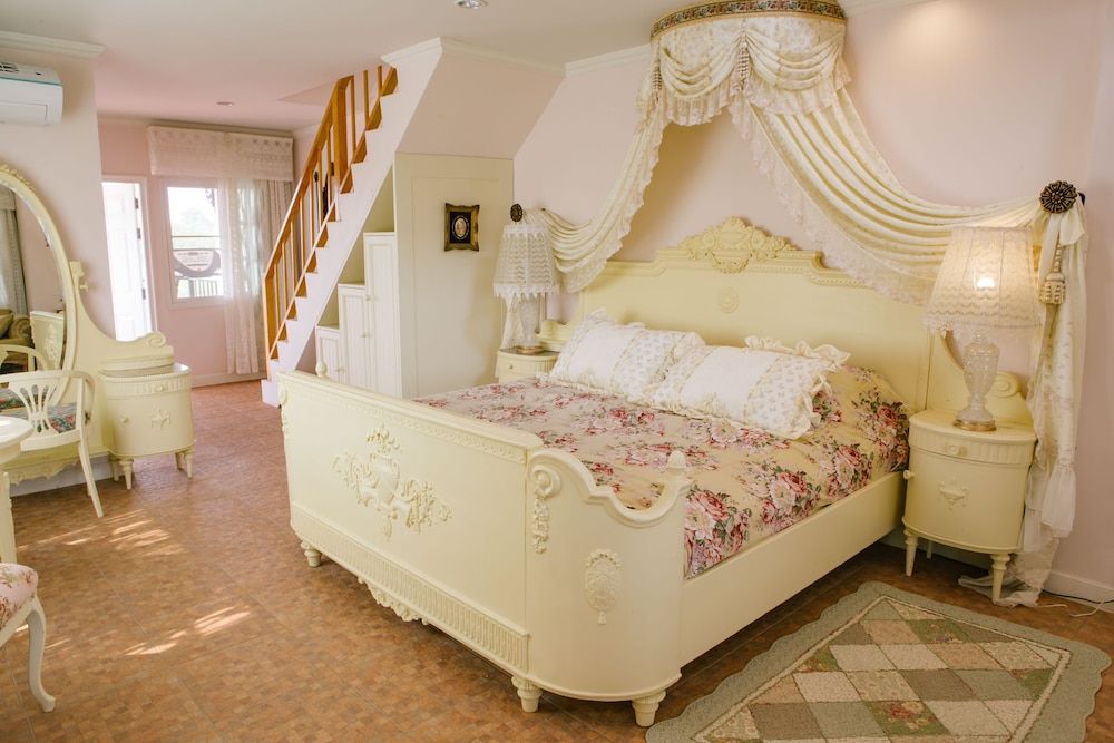 Deluxe Honeymoon Suite (Rose)