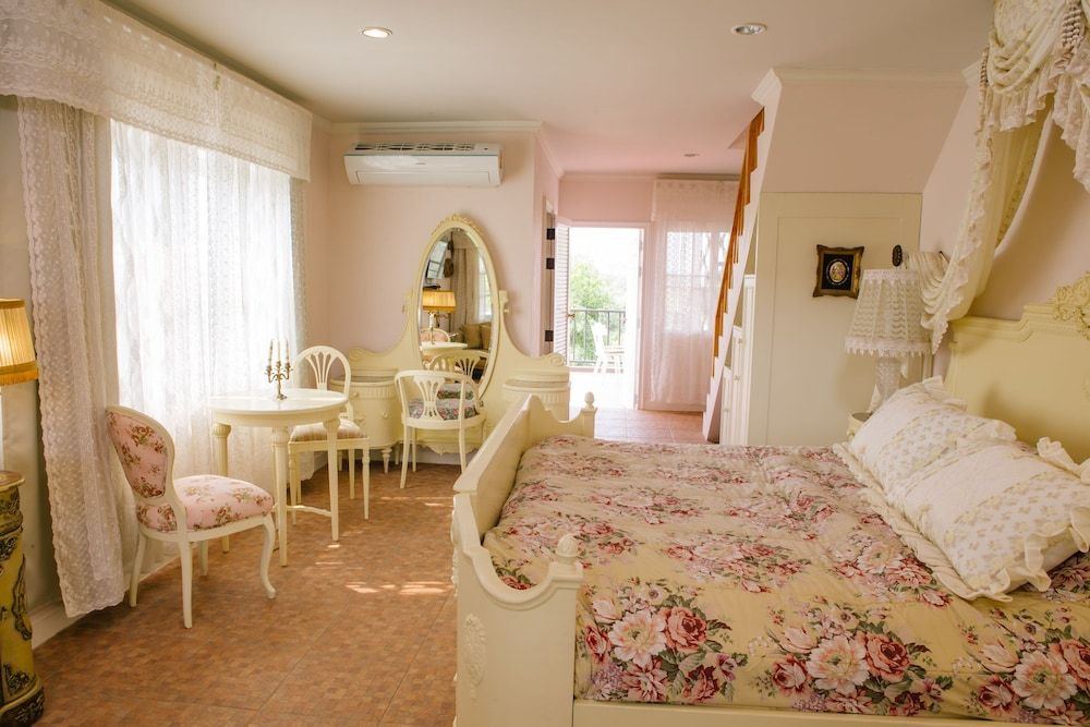 Deluxe Honeymoon Suite (Rose)