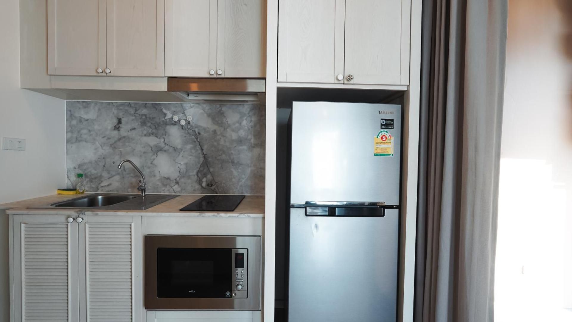 Dlux Condominium Standard Queen Room 6