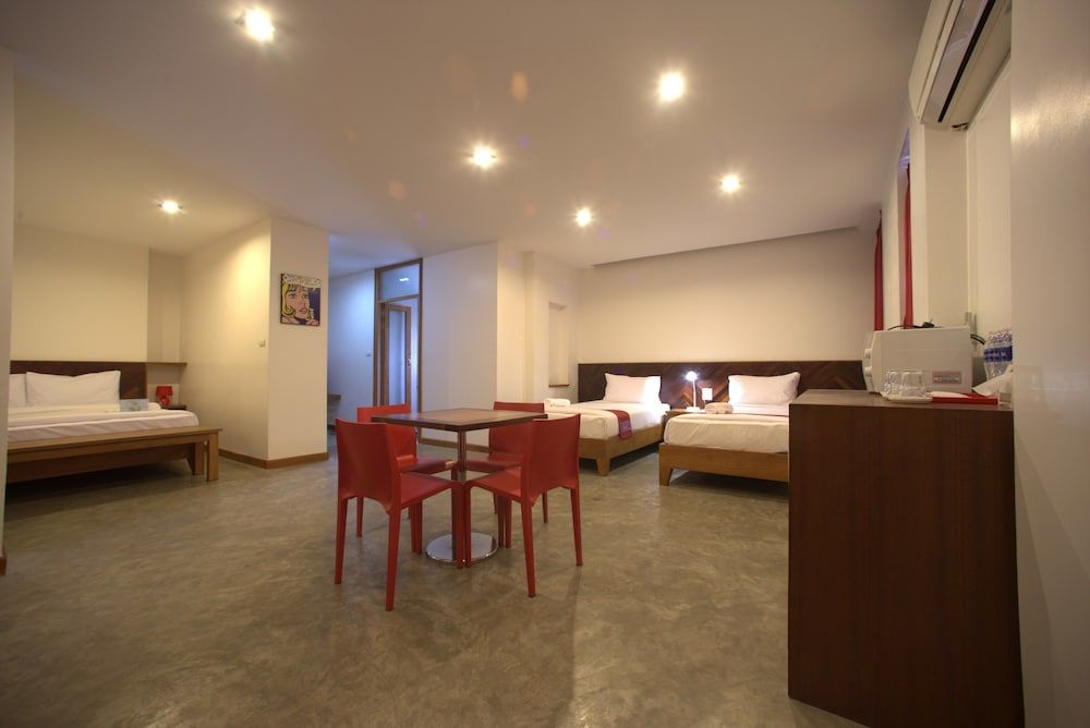 J2 Hotel Family Suite, Multiple Beds 6