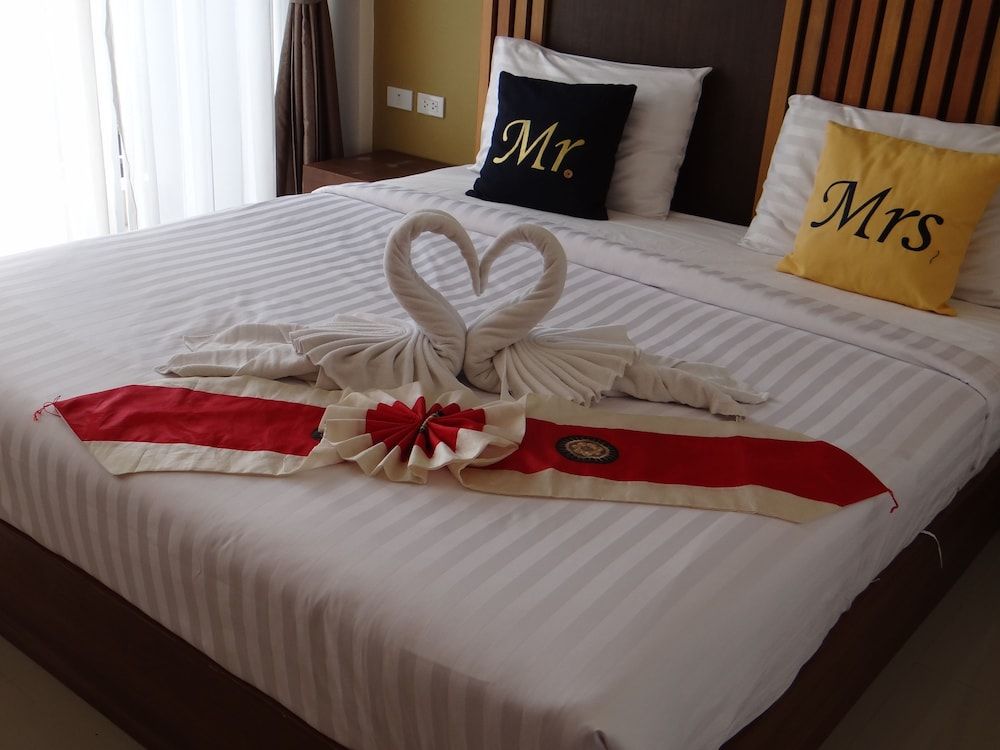 Tropical Sunset Hotel Patong Deluxe King Room with Balcony 8