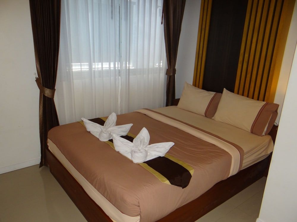Tropical Sunset Hotel Patong Budget Double Room - No Window 2